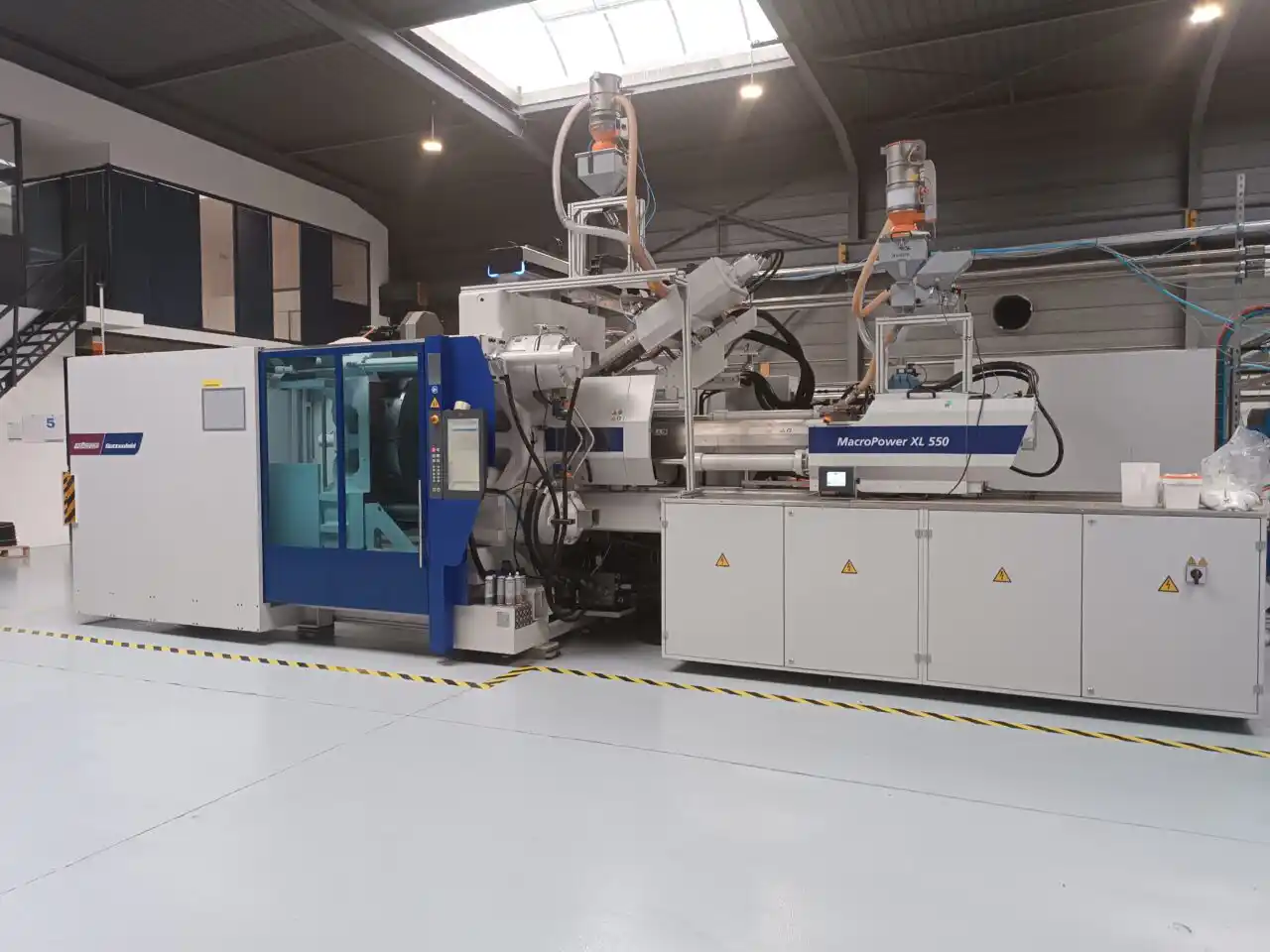 Arrivée de notre nouvelle presse injection 550 tonnes tri-matières