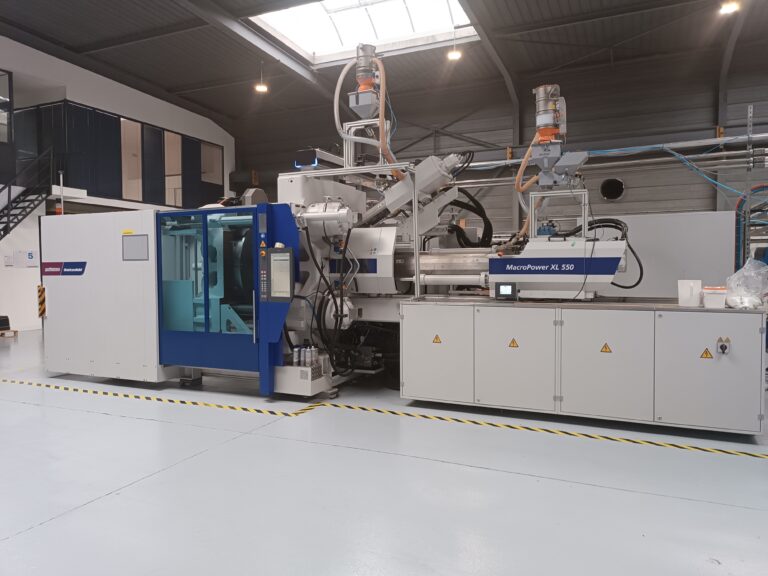 Arrivée de notre nouvelle presse injection plastique 550 tonnes tri-matières