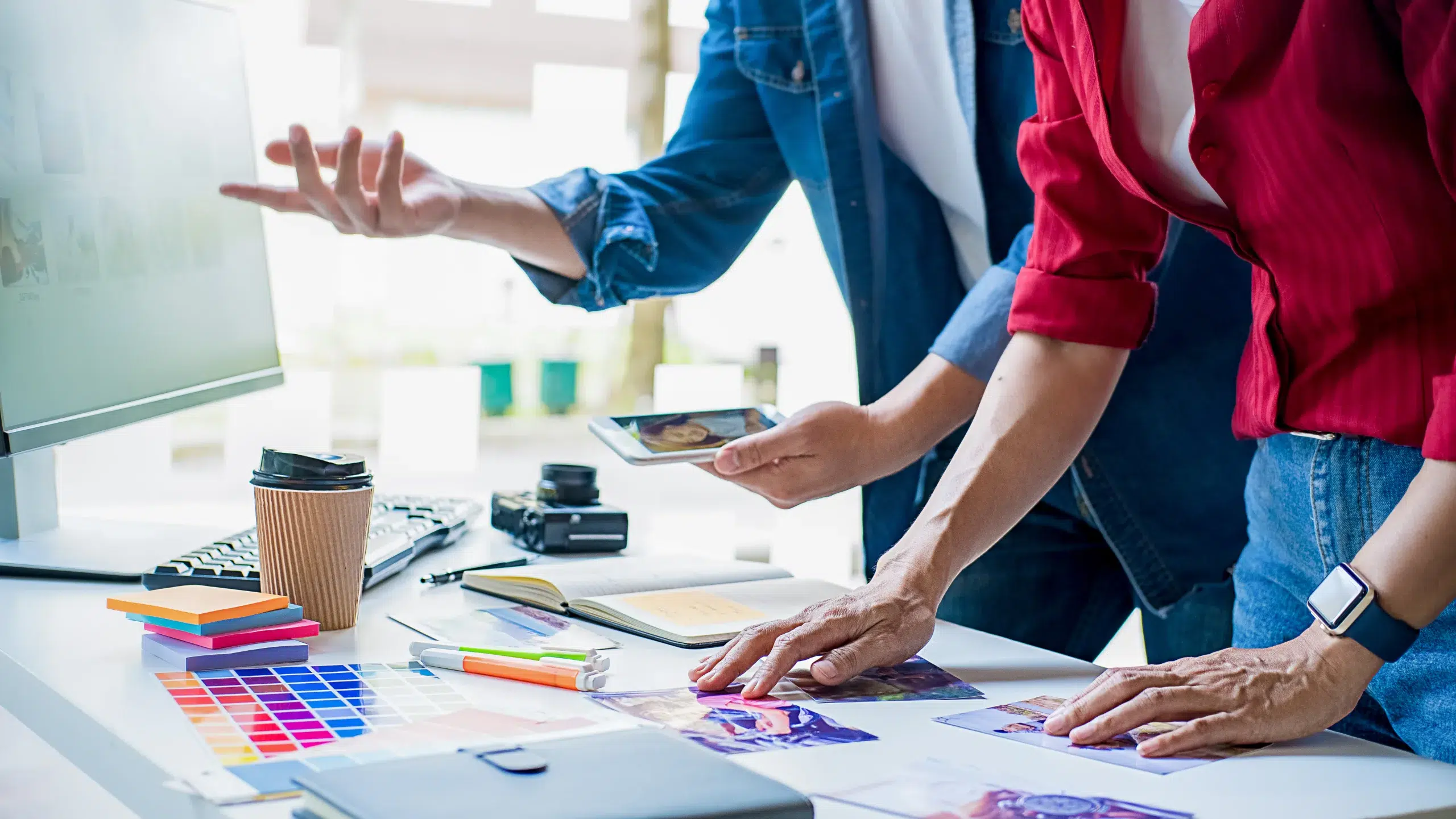 equipe de designer travaillant sur un nouveau concept de produit - Hybster | France Hybster design produits plastique et mécanique