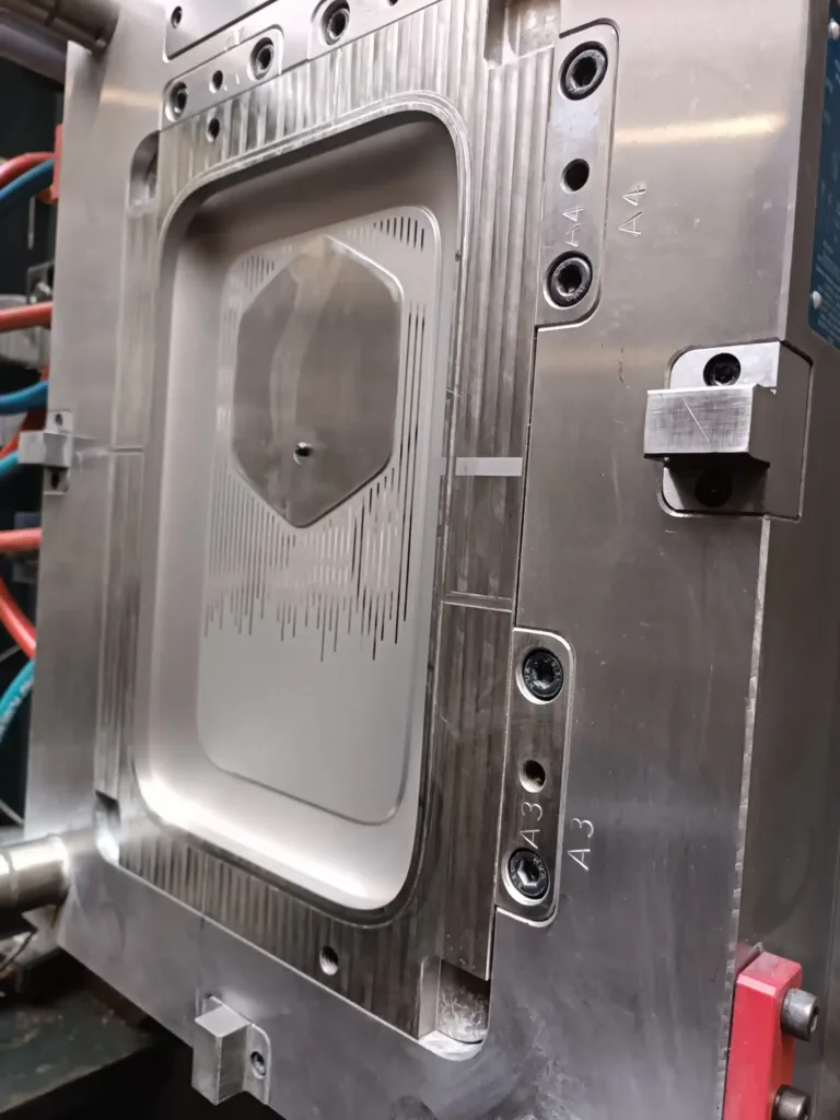 Moule injection plastique borne recharge